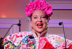 Sia parla del lifting e mostra il viso: “Di solito mi nascondo”
