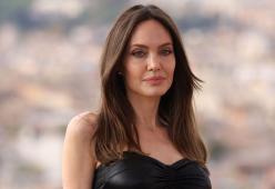 Angelina Jolie confessa: “Non mi sento me stessa da un decennio”
