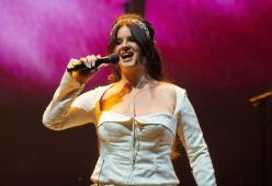 Lana Del Rey, l’accusa shock: “Nei live invoca la presenza di demoni”