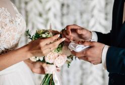 Si promettono di sposarsi da bambini, oggi sono sposati con tre figli