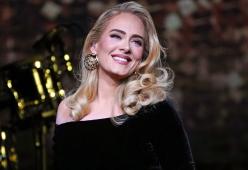 Adele su Matthew Perry: “Era così aperto sulle sue dipendenze”