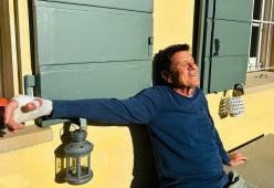 Gianni Morandi e la foto con la benda sulla mano: fan preoccupati
