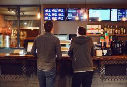 Galateo del fast food: i consigli per non fare brutte figure