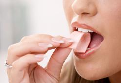 Ingoiare una gomma da masticare: cosa succede al tuo corpo?