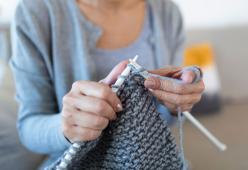 Lavorare a maglia apporta benefici per la salute fisica e mentale