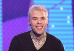 Fedez, il confronto con l’auto dell’assistente genera polemiche