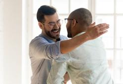 Più un amico è “crudele” e più possiamo dargli fiducia: lo studio