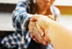 L’uomo che vive senza casa e soldi: "Mi sento libero e felice"