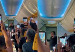 Gianni Morandi improvvisa un concerto sull'aereo: il video virale