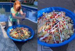 Una mamma newyorkese prepara la cena in una piscinetta: il video