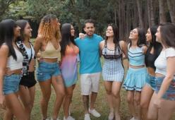 Marito e moglie condividono il loro amore con altre 7 donne: la storia