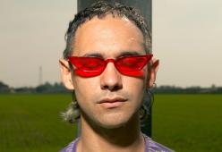 Cosmo racconta le sue vicende artistiche e umane nel film “Antipop”