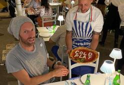 Coldplay a Napoli: Chris Martin mangia una pizza da Gino Sorbillo