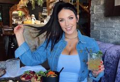 La pornostar Angela White dice addio ai film hard: “Voglio fare la ricercatrice”