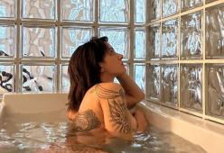 Asia Argento e la foto hot nella vasca da bagno nell'hotel a Parigi
