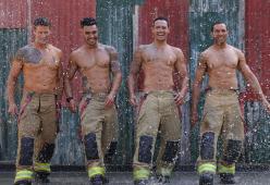 Il nuovo calendario dei sexy pompieri australiani tra gattini e koala