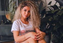 Influencer guadagna migliaia di euro facendo scoppiare palloncini