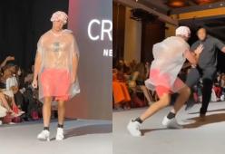 Si finge modello con la cuffia da doccia alla New York Fashion Week