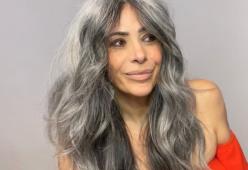 Non si tinge più i capelli grigi: “Sono più sexy e sicura di me”