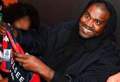 Genoa-Milan: Kanye West in tribuna al Marassi con la maglia rossoblù