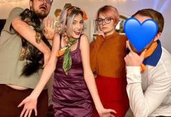 Ha una relazione a 4 con i dirimpettai: “Sono la mia famiglia”