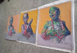 Infradito trasformate in ritratti: la creatività di un'artista