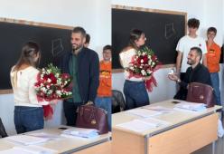 Proposta di matrimonio in classe: la sorpresa alla professoressa