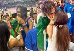 Tamberi campione del mondo, è medaglia d'oro: il bacio alla moglie