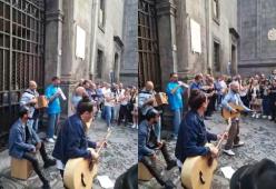 I Negramaro omaggiano Pino Daniele esibendosi a sorpresa a Napoli