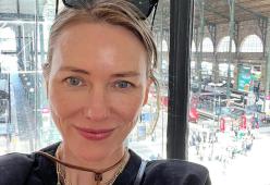 Naomi Watts racconta la menopausa a 36 anni: “Ero fuori controllo”