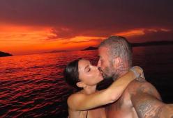David e Victoria Beckham: il bacio di fronte al tramonto infuocato