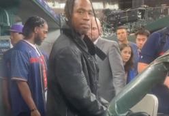 Squadra di baseball ascolta l’anteprima di “Utopia” di Travis Scott
