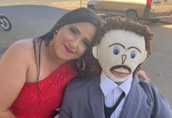 Donna sposa un pupazzo, poi rimane incinta di due bambini