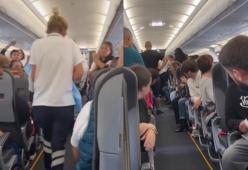 Entra in travaglio poco prima del decollo: partorisce sull’aereo