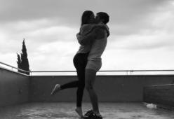 Blanco, il bacio sotto la pioggia con la fidanzata emoziona il web