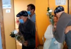 A 102 anni porta i fiori alla moglie in ospedale: il video virale