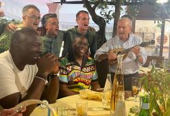 Magic Johnson e Michael Jordan immortalati mentre cantano Modugno a Capri
