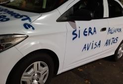 Dipinge l'auto dell'ex: "Siccome mi hai bloccata, ti scrivo qui"