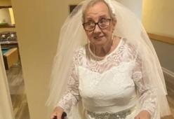 Una donna di 77 anni ha deciso di sposare sé stessa: ecco la storia