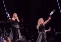 Adele in concerto: “Se mi lanciate addosso qualcosa vi uccido”