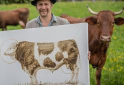 Poop art, il video dell'artista che realista quadri con il letame
