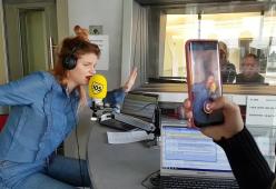 Chiara saluta 105 Take Away duettando con il Maestrello Lotti