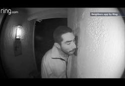 Un uomo si aggira leccando citofoni: ecco il video 