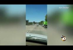 Un atterraggio da brividi in mezzo al traffico: il video