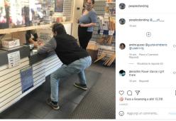 Pose assurde che la gente si spara in pubblico
