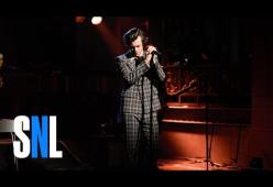 Harry Styles si traveste da Mick Jagger al Saturday Night Live