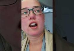 Ragazza svedese rifiuta di sedersi in aereo per impedire la deportazione di un rifugiato afghano: il video virale 