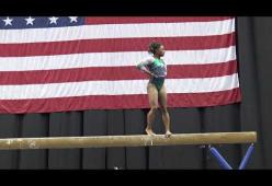 Simone Biles: straordinario doppio salto mortale all'indietro con avvitamento