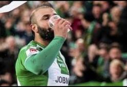 Svezia: calciatore segna un gol ed esulta scolandosi una birra