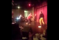 Il comico Steve Brown aggredito sul palco per una battuta 